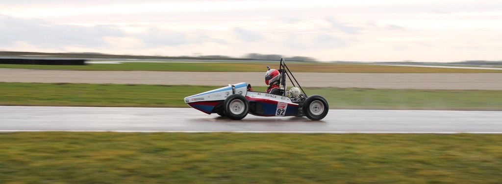 Image des roulages d'EC-01 sur piste, première voiture de l'ESTACA Formula Team