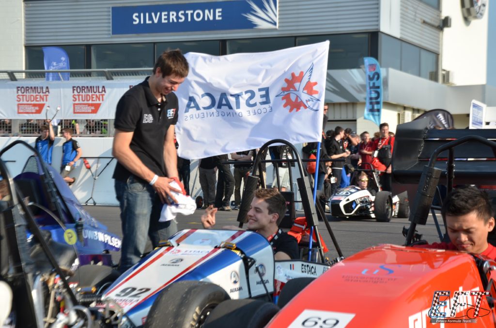 Image de 2 membres et EC-01 lors du Silverstone Formula Student 2013