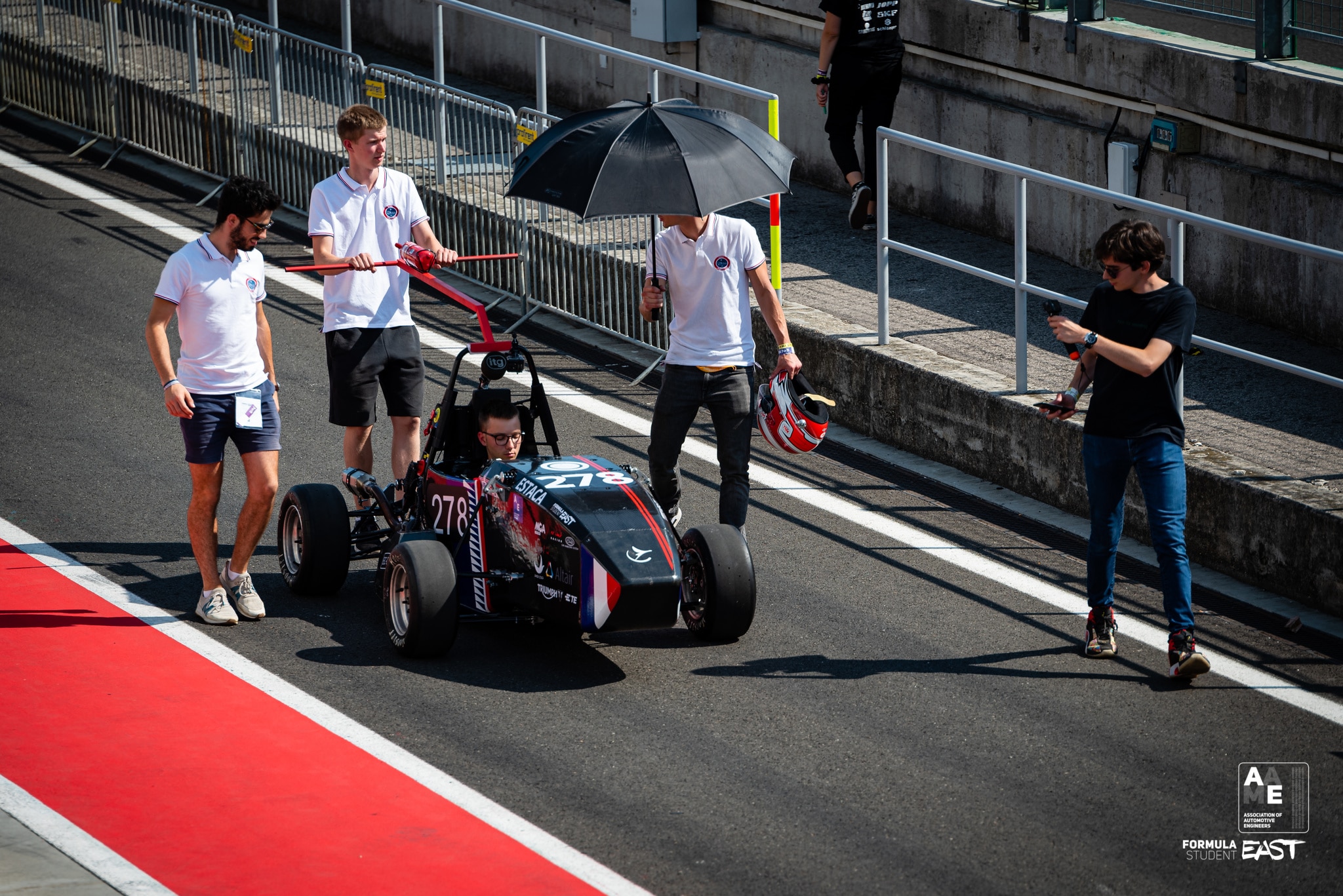 Alex qui pousse la voiture sur le circuit